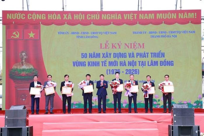 Phó Chủ tịch UBND TP Hà Nội Nguyễn Xuân Lưu trao Bằng khen của Chủ tịch UBND TP Hà Nội cho các tập thể, cá nhân