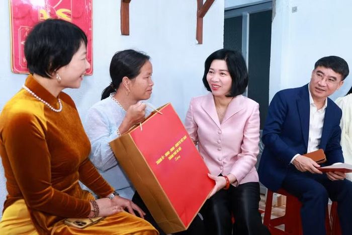 Chủ tịch HĐND TP Hà Nội Phùng Thị Hồng Hà thăm, tặng quà các gia đình có hoàn cảnh khó khăn tại thôn Thanh Trì, xã Nam Ban Lâm Hà (tỉnh Lâm Đồng)