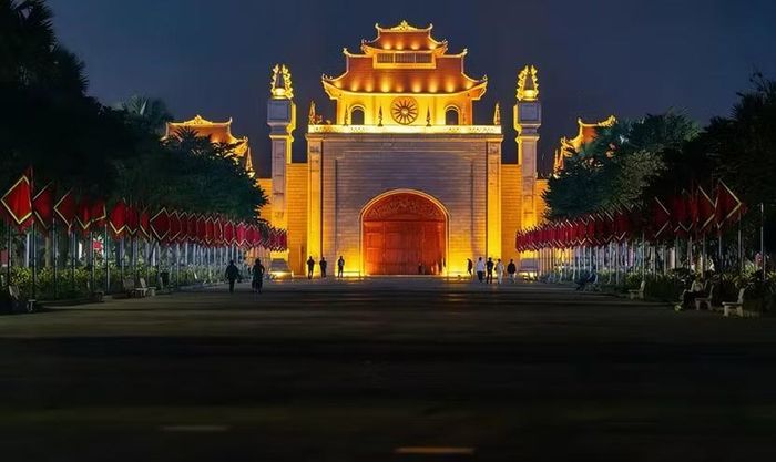 Không gian biểu diễn kết hợp mặt nước, ánh sáng và công nghệ trình chiếu, tạo bối cảnh cho câu chuyện huyền sử thời đại Hùng Vương