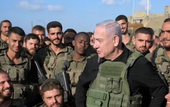 Trong cùng buổi lễ, Bộ trưởng Quốc phòng Israel Katz cảnh báo Iran sẽ phải đối mặt với hậu quả nghiêm trọng nếu tấn công Israel.
