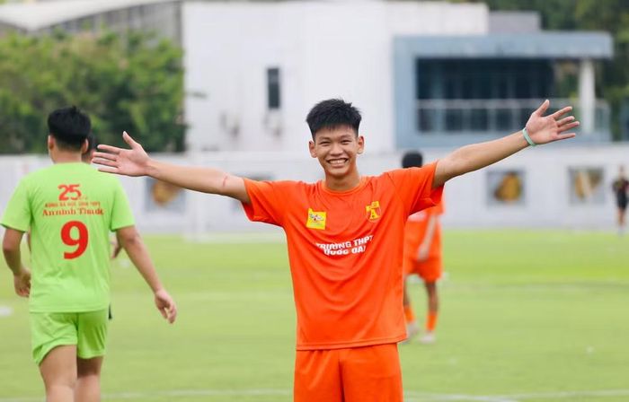 Nếu như hiệp 1 THPT Quốc Oai ghi 2 bàn thì tới hiệp 2, con số bàn thắng tăng gấp đôi