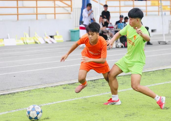Thực tế, ngay sau tiếng còi khai cuộc, đội bóng áo cam đã thể hiện lối chơi tấn công, nóng lòng tìm bàn thắng đầu tiên