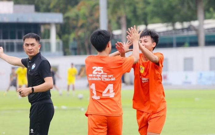 Ngay phút thứ 5, THPT Quốc Oai đã được ăn mừng bàn thắng mở tỉ số