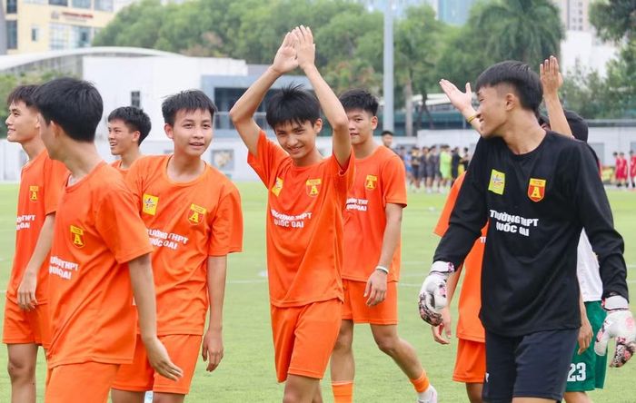 Với hai chiến thắng 6-2 và 6-0, THPT Quốc Oai sớm ghi tên mình vào vào đấu loại trực tiếp, dù còn lượt cuối chưa đấu với THPT Đại Mỗ