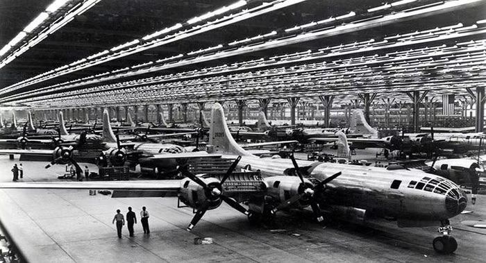 Vì vậy, B-29 không phải B-17 được phóng lớn. Nó là một hệ thống hàng không hoàn chỉnh, trong đó động cơ, điều áp, radar, ngắm bom và điều khiển hỏa lực cùng được thiết kế để phục vụ những nhiệm vụ tầm xa chưa từng có.