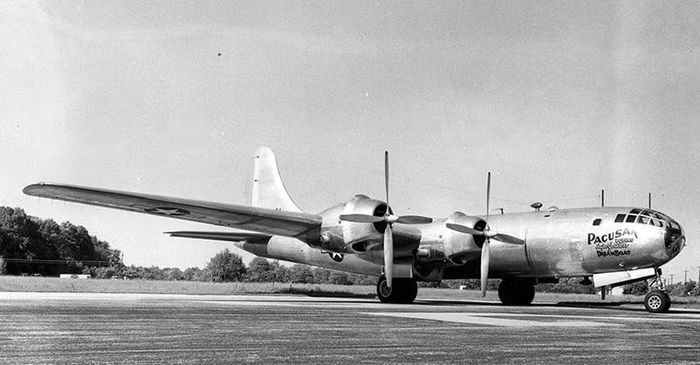 Oanh tạc cơ B-29 đạt tốc độ tối đa khoảng 575 km/h, trần bay hơn 10.000 m và có thể mang tới khoảng 9 tấn bom theo cấu hình được nêu bởi National Museum of the United States Air Force.