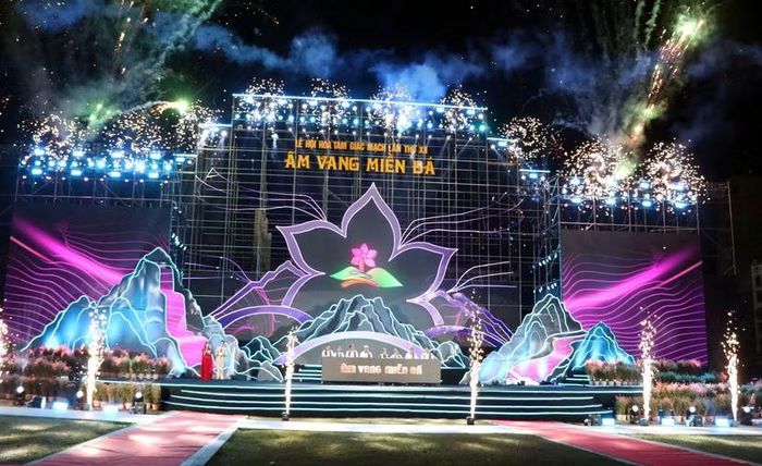 Điểm nhấn của đêm khai mạc là chương trình nghệ thuật “Âm vang miền đá”. Chương trình được thực hiện bởi Tổng đạo diễn Việt Đặng