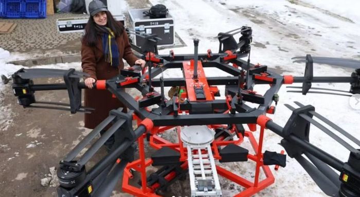 Để thực hiện nhiệm vụ cứu thương, lực lượng Ukraine phối hợp với nhà sản xuất điều chỉnh Ayudag-6, bổ sung hệ thống tời và cơ cấu cố định người.