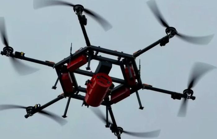 Tuy nhiên, sơ tán người bằng UAV hạng nặng vẫn tiềm ẩn rủi ro do tải trọng làm ảnh hưởng đến độ ổn định, trong khi thiết bị có thể bị phát hiện hoặc gây nhiễu.