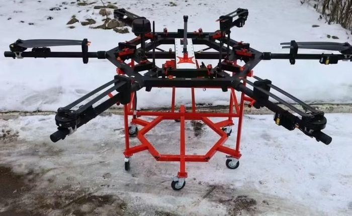 Binh sĩ bị thương được chuyển thiết bị móc nối trước khi UAV tiếp cận. Sau khi tự gắn mình vào hệ thống nâng, người lính được đưa lên không trung và vận chuyển đến khu vực có lực lượng đồng đội chờ sẵn.
