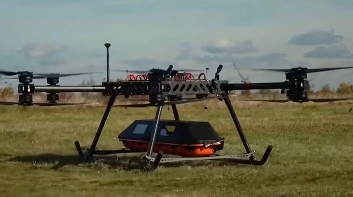 Quân đội Ukraine cho biết việc sơ tán bằng đường bộ gặp trở ngại do địa hình có mìn và hoạt động của UAV Nga. Tiếp cận bằng người hoặc robot mặt đất có thể khiến đội cứu hộ đối mặt nguy cơ thương vong.