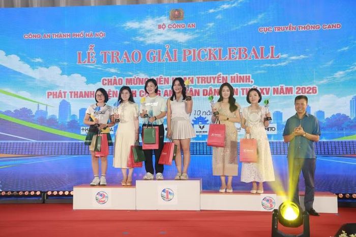 Thiếu tướng Nguyễn Ngọc Quyền – Phó Bí thư Đảng ủy, Phó Giám đốc Công an thành phố Hà Nội trao giải cho các VĐV giành thứ hạng cao