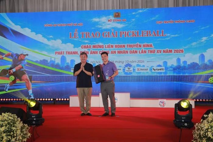 Trung tướng Đỗ Triệu Phong, Cục trưởng Cục Truyền thông CAND, Trưởng Ban Tổ chức Liên hoan trao thưởng cho đại diện VĐV giành giải cao