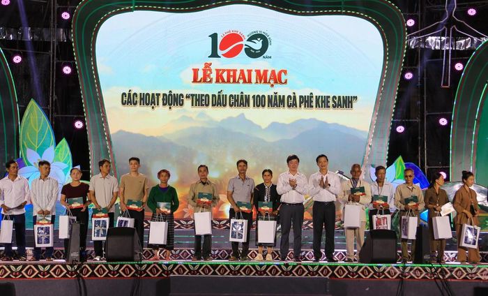 Lãnh đạo tỉnh Quảng Trị trao quà cho các hoàn cảnh khó khăn trên địa bàn. Ảnh: Đỗ Văn.