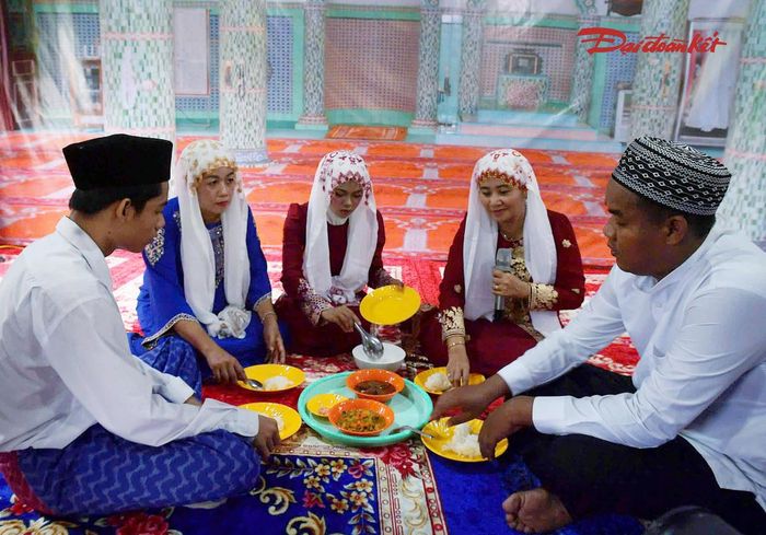 Bữa cơm ngày Raya không chỉ là dịp thưởng thức ẩm thực mà còn là thời khắc các thành viên chia sẻ niềm vui và vun đắp tình thân.