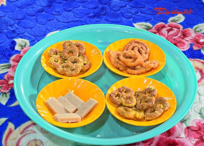 Những mâm bánh, món ăn được chuẩn bị chu đáo, cùng lời mời thân tình và câu chuyện đời thường tạo nên không khí ấm áp trong mỗi mái nhà. 