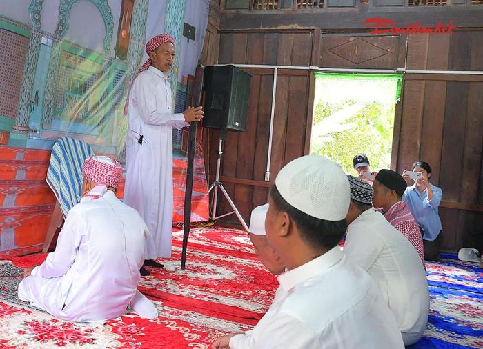 Sau nghi thức cầu nguyện, ông Khotib thực hiện phần giảng đạo, nhắc lại giáo lý và ý nghĩa của ngày Raya, khuyên mọi người biết tha thứ, yêu thương nhau và tiếp tục thực hành những điều tốt đẹp trong cuộc sống.