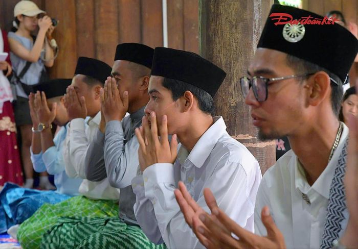 Tại thánh đường, các tín đồ xếp thành từng hàng ngay ngắn, thực hiện nghi thức làm lễ. 