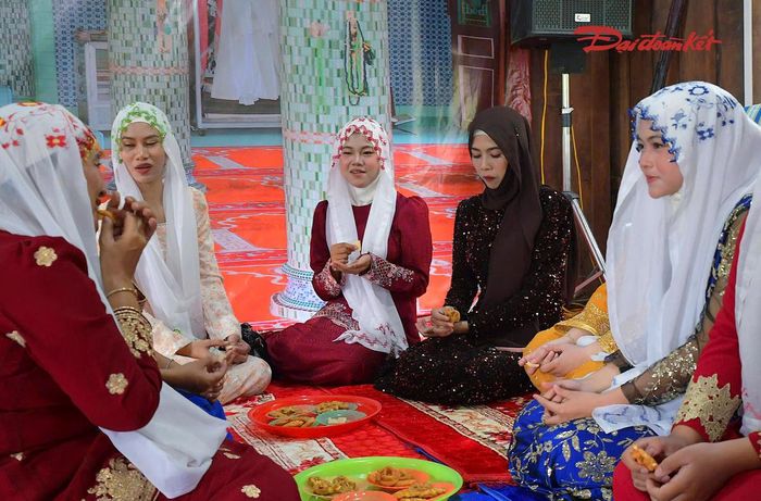 Trong những ngày Raya, người thân tìm đến nhau, hàng xóm ghé thăm, những người đi xa trở về. 