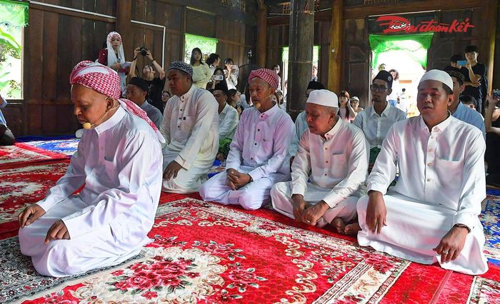 Không khí trang nghiêm thể hiện lòng thành kính và tinh thần gắn kết của cộng đồng trong ngày lễ quan trọng.