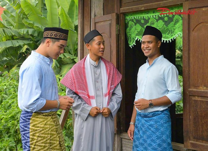Trong ngày đầu tiên của Tết Raya, những người đàn ông Chăm Islam mặc trang phục truyền thống, cùng nhau đến thánh đường thực hiện nghi lễ cầu nguyện, hướng đến những điều tốt đẹp cho gia đình và cộng đồng.