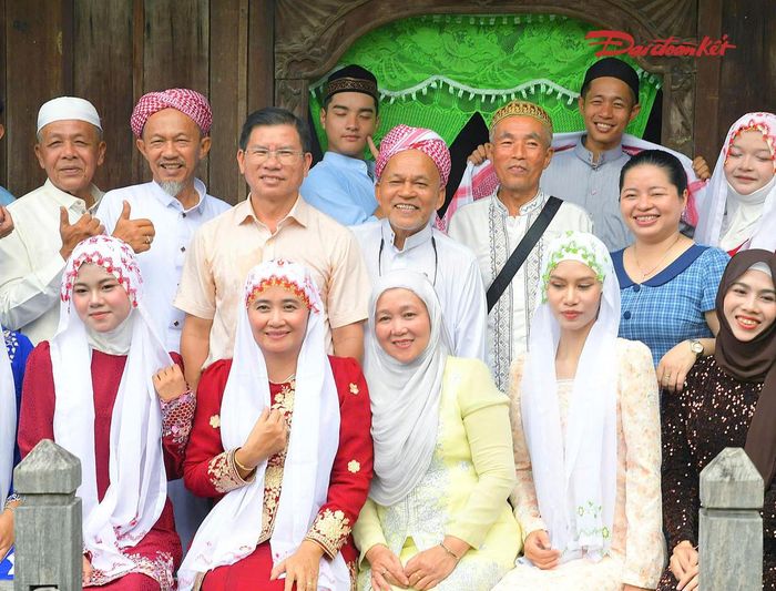 Một nét đặc sắc trong đời sống văn hóa của đồng bào Chăm Islam An Giang là phong tục tổ chức đám cưới trong ba ngày Tết Raya. Hoạt động này góp phần làm không khí ngày lễ thêm vui tươi, đồng thời tạo cơ hội để người thân, bạn bè và cộng đồng cùng gặp gỡ, chúc phúc cho đôi trẻ.
