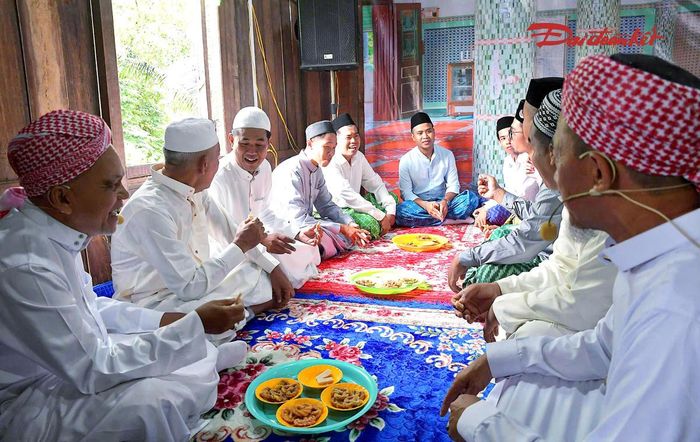 Sau nghi lễ, mọi người trở về nhà trong niềm vui ngày Tết. Các thành viên trong gia đình quây quần, cùng chuẩn bị những món ăn truyền thống để đón người thân và khách quý.