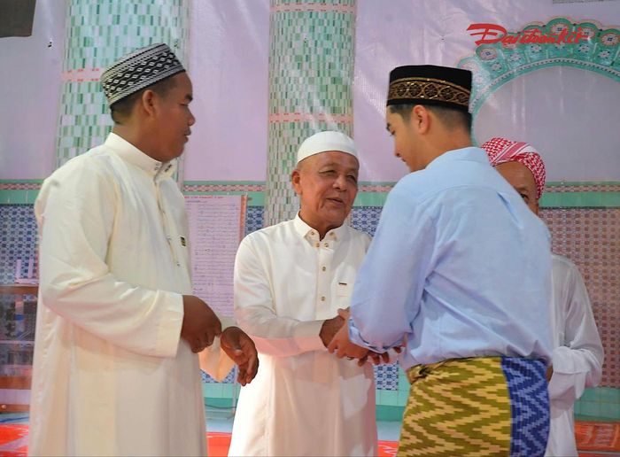 Sau buổi lễ tại thánh đường, mọi người tìm đến nhau để chúc mừng ngày Raya và trao lời “Maaf”, lời xin tha thứ cũng như sự rộng lòng tha thứ cho nhau. 
