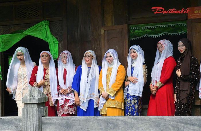 Thông qua hoạt động tái hiện tại Làng Văn hóa - Du lịch các dân tộc Việt Nam, công chúng có thêm cơ hội tìm hiểu nét đẹp văn hóa của đồng bào Chăm Islam An Giang. Từ nghi lễ cầu nguyện đến lời “Maaf”, từ mâm cơm sum họp đến những cuộc gặp gỡ thân tình, Tết Raya gửi gắm thông điệp về sự tha thứ, đoàn tụ, yêu thương và gìn giữ bản sắc văn hóa dân tộc.