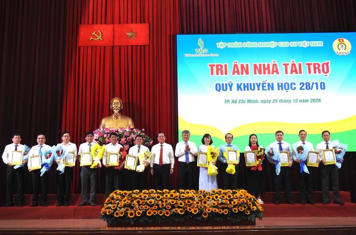 Quỹ Khuyến học 28/10 trao thư cảm ơn các nhà tài trợ giúp đỡ học sinh, sinh viên. Ảnh: Đ.Xá.