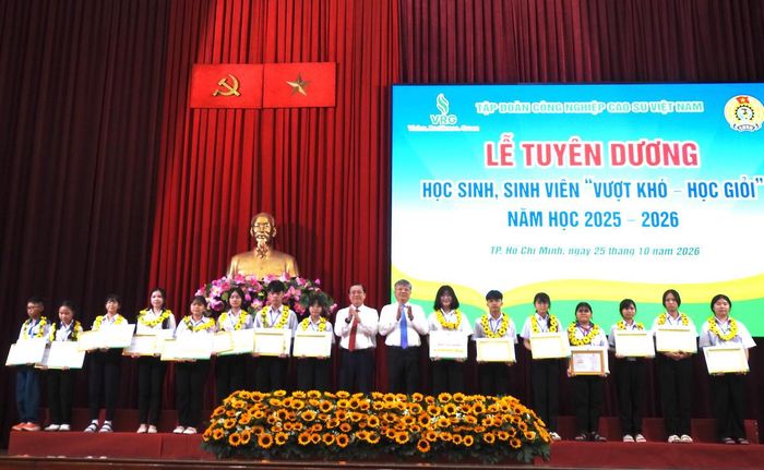 Có 228 em học sinh sinh viên trực tiếp nhận học bổng tại buổi lễ. Ảnh: Đ.Xá.