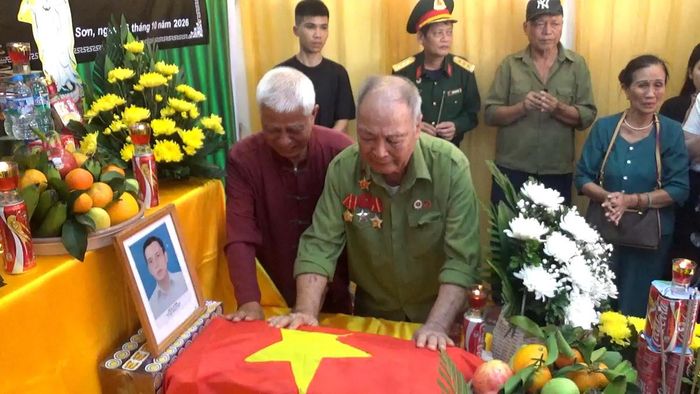 Các cháu ruột rơi những giọt nước mắt xúc động được đón liệt sĩ Lê Tước về với gia đình.