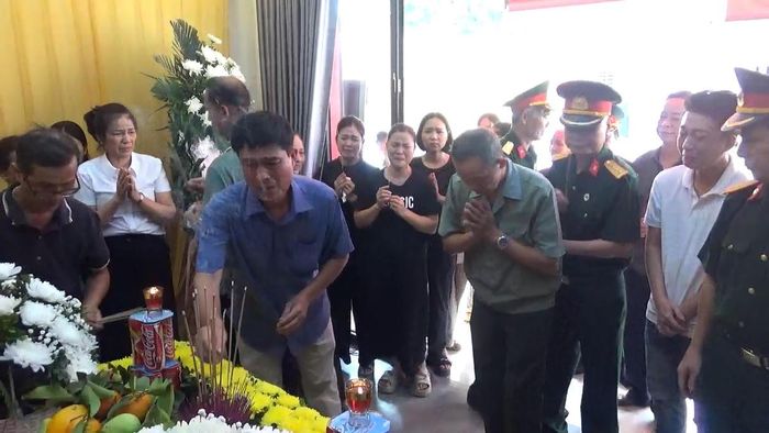 Đông đảo đại diện cấp ủy, chính quyền, cựu chiến binh và bà con nhân dân địa phương đến thắp hương cho liệt sĩ Lê Tước.