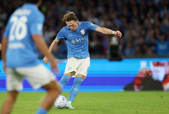  McTominay hai lần ghi bàn trước Roma, nhưng Napoli vẫn bị cầm hòa 3-3 trong trận đấu HLV Allegri nhận thẻ đỏ. 