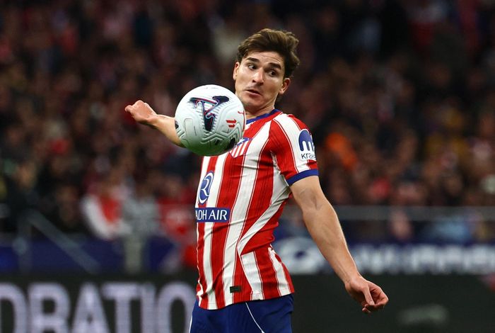Julian Alvarez công khai xin lỗi người hâm mộ Atletico Madrid sau những phát biểu về mong muốn gia nhập Barcelona.