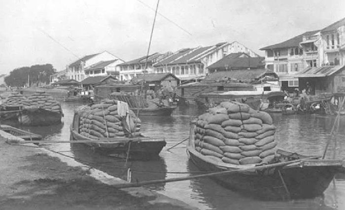  Buôn bán lúa gạo ở khu Chợ Lớn năm 1925. 