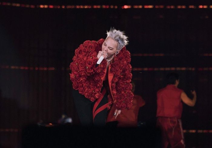 Việc học của G-Dragon chưa dừng lại ở đó. Cùng năm tốt nghiệp, anh tiếp tục theo học chương trình sau đại học tại Đại học Sejong, một trong những trường đại học danh tiếng tại Hàn Quốc. Năm 2016, nam ca sĩ nhận bằng thạc sĩ ngành Nội dung và phân phối bán lẻ. Anh từng có kế hoạch học lên tiến sĩ, nhưng dự định này gián đoạn do thực hiện nghĩa vụ quân sự. Ảnh: Tatler Asia.