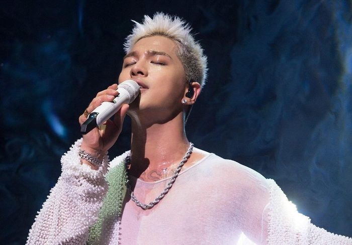 Đáng chú ý, luận văn thạc sĩ của Taeyang tập trung nghiên cứu chính hoạt động nghệ thuật của nhóm nhạc đã làm nên tên tuổi anh. Công trình mang tên The Influence of BigBang’s 2015 World Tour on the Sustainability of the Korean Wave (tạm dịch: Ảnh hưởng của chuyến lưu diễn thế giới năm 2015 của BigBang đối với sự phát triển của làn sóng Hàn Quốc). Sau khi Taeyang tốt nghiệp, luận văn dài 104 trang này được lưu trữ trực tuyến tại Thư viện Quốc gia Hàn Quốc. Ảnh: Soompi.