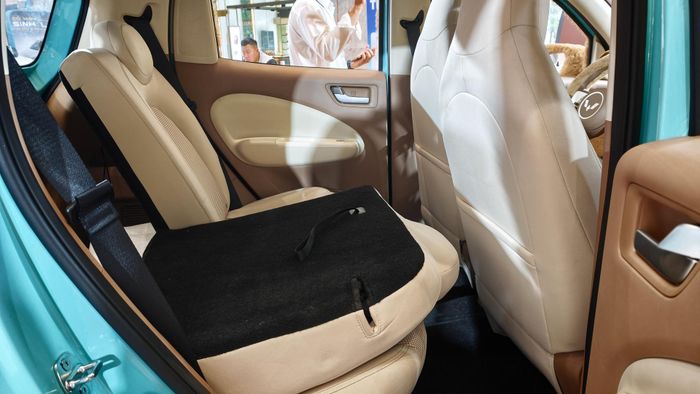  Wuling Mini EV Macaron tiếp tục bố trí 2 hàng ghế, tối đa 4 người ngồi. Hàng ghế sau có độ ngả lưng ghế khá lớn, có thể gập 50:50 để tối ưu không gian chở hàng. 