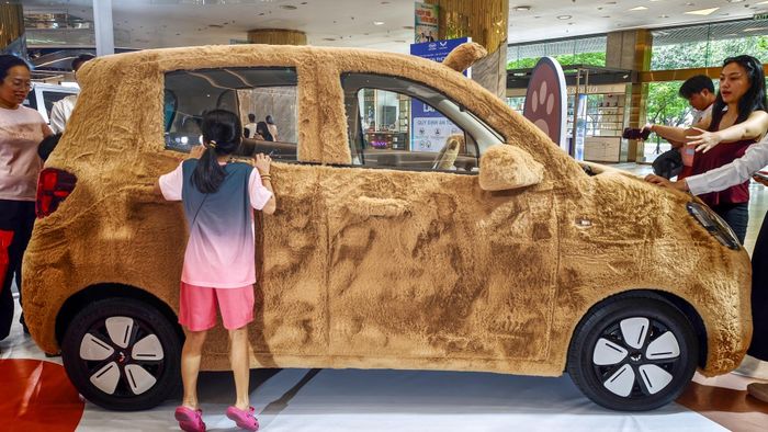  Các kích thước dài x rộng x cao của Wuling Mini EV Macaron lần lượt 3.260 x 1.510 x 1.580 mm, chiều dài cơ sở 2.190 mm. So với thế hệ tiền nhiệm, xe đã dài hơn và rộng hơn, tuy nhiên giảm chiều cao. Thay đổi này giúp Wuling Mini EV Macaron đủ không gian để chuyển thành xe 5 cửa, thay vì 3 cửa như bản tiền nhiệm. 