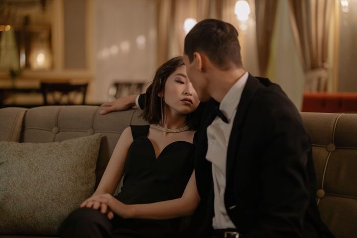 Hẹn hò người yêu cũ của bạn thân luôn là chủ đề cấm kỵ. Ảnh: Pexels.
