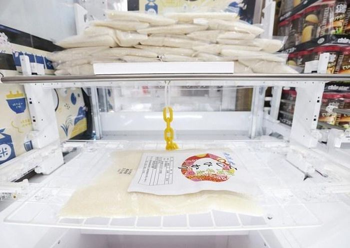  Những bao gạo Koshihikari đã được vo sạch được dùng làm phần thưởng trong trò chơi gắp thú nhồi bông ở thành phố Kawagoe, tỉnh Saitama (Nhật Bản). Ảnh: Mainichi. 
