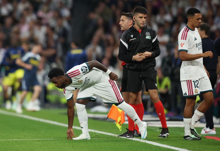 Mourinho ưu tiên sử dụng tiền vệ Federico Valverde ở vị trí hậu vệ phải thay vì Alexander-Arnold và Dumfries. 