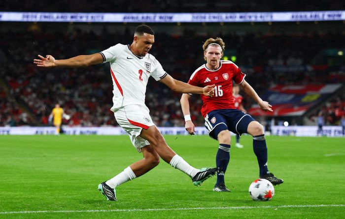  Alexander-Arnold từng có 64 pha kiến tạo tại Premier League trong màu áo Liverpool, nhiều nhất lịch sử giải đấu đối với một hậu vệ. 