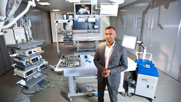 Ông Deepak Nath, CEO Smith (trái), được Smith & Nephew đề cử tiếp tục điều hành công ty sau sáp nhập trong khi Johnson & Johnson đề xuất ông Namal Nawana (phải), từng là CEO Smith & Nephew và hiện đứng đầu mảng thiết bị chỉnh hình DePuy Synthes của J&J, điều hành doanh nghiệp mới. Ảnh: Bloomberg - The Times