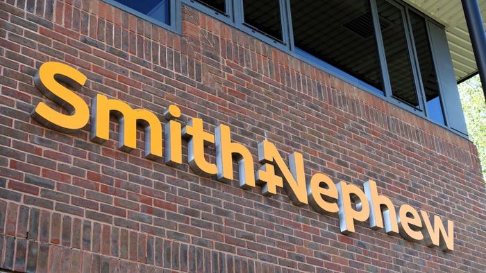  Biển hiệu Smith & Nephew tại một cơ sở của hãng thiết bị y tế Anh. Công ty muốn giữ CEO Deepak Nath điều hành doanh nghiệp sau sáp nhập. Ảnh: RTÉ