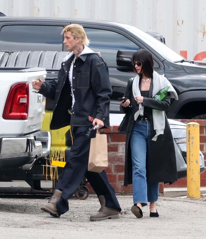 Dakota Johnson và MGK thời gian qua liên tục xuất hiện cùng nhau. Ảnh: Backgrid.