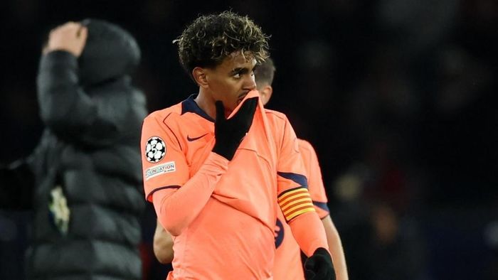 Barca không thể mãi lấy công bù thủ. Ảnh: Reuters.
