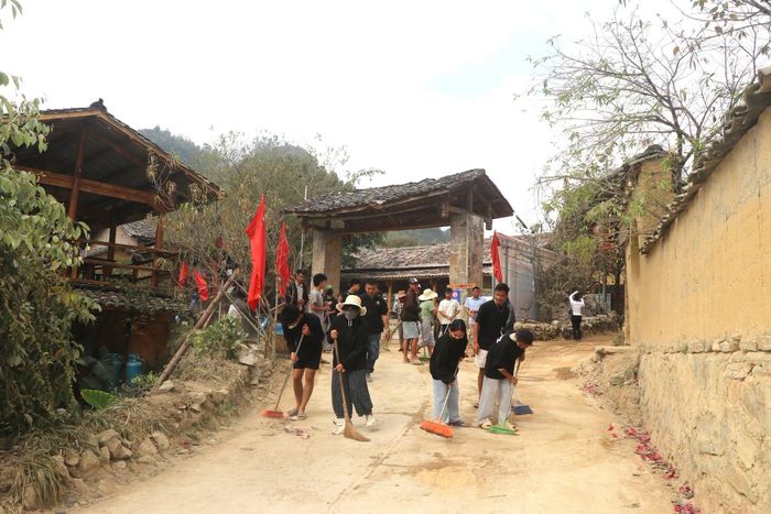  Người dân thôn Lô Lô Chải dọn dẹp vệ sinh, chỉnh trang cảnh quan ngày 22/10 để đón khách mùa cao điểm lễ hội hoa tam giác mạch. Ảnh: Lũng Cú Cực Bắc. 