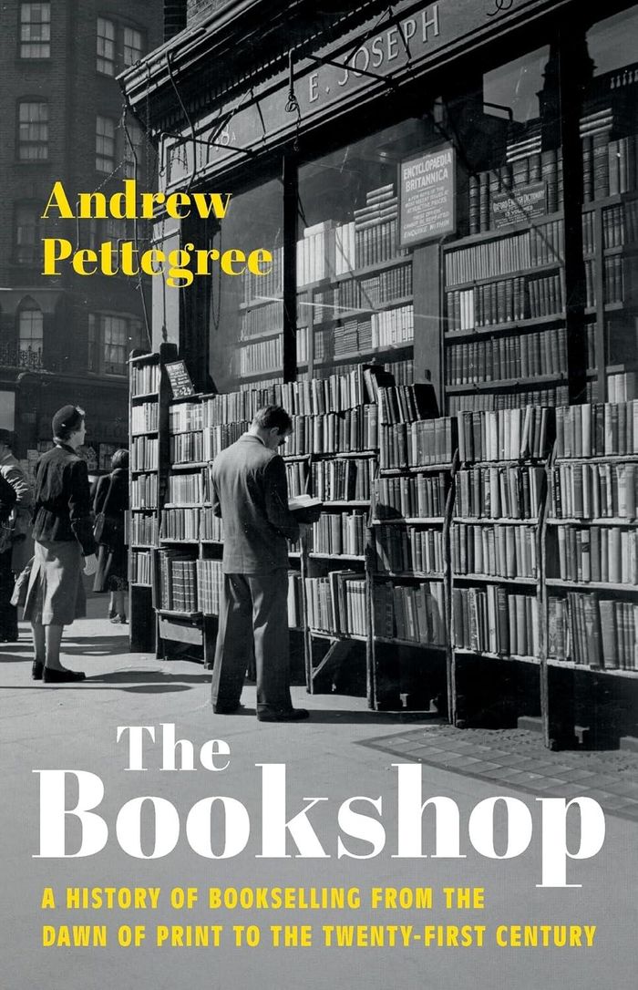  Bìa The Bookshop của nhà sử học Andrew Pettegree, tác phẩm khảo cứu lịch sử nghề bán sách qua sáu thế kỷ. Ảnh: Hachette Book Group. 